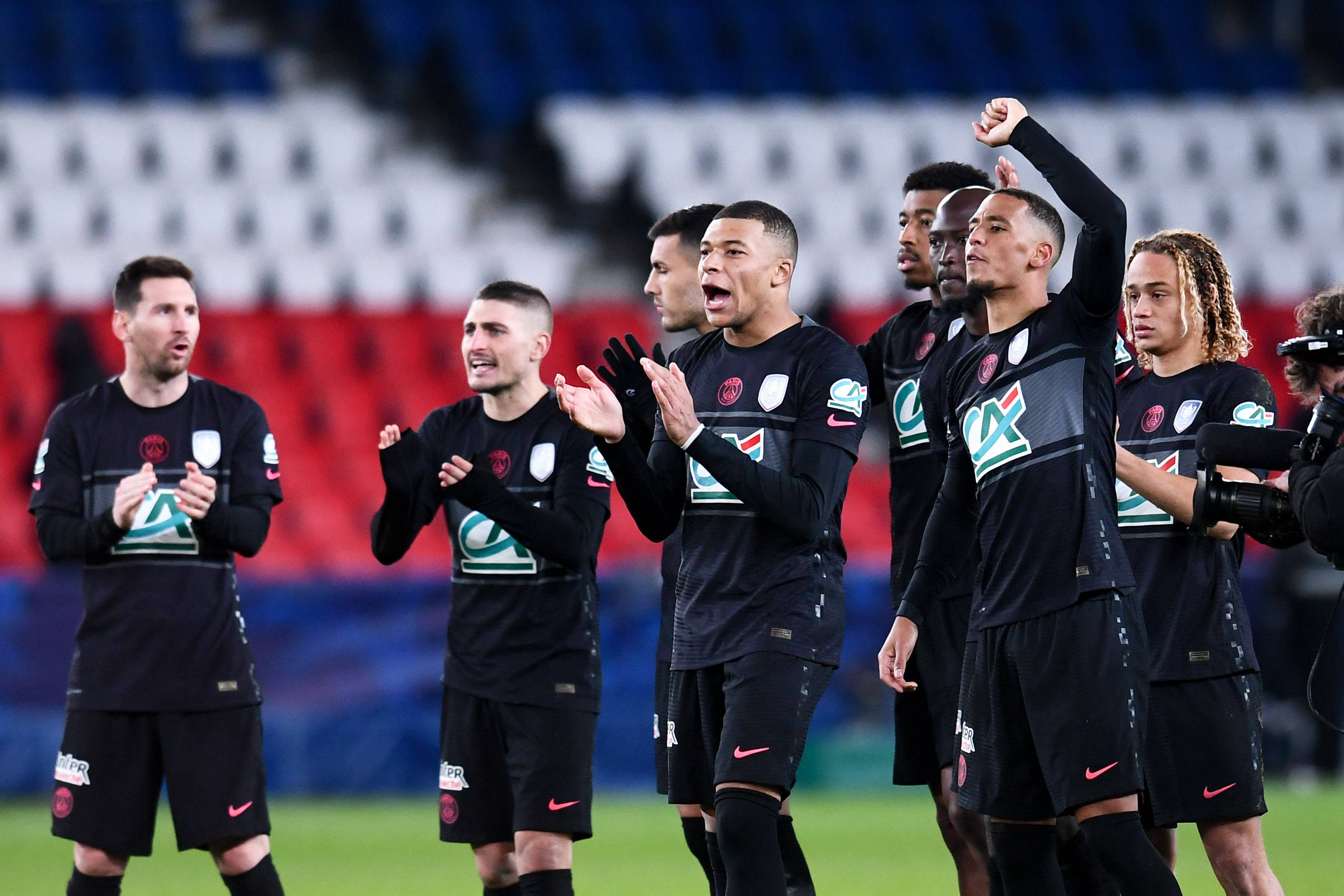 包含加时末段体能课后；洛杉矶快船主帅复盘备战法国杯；管理层满意；数据趋势出现新变化的词条